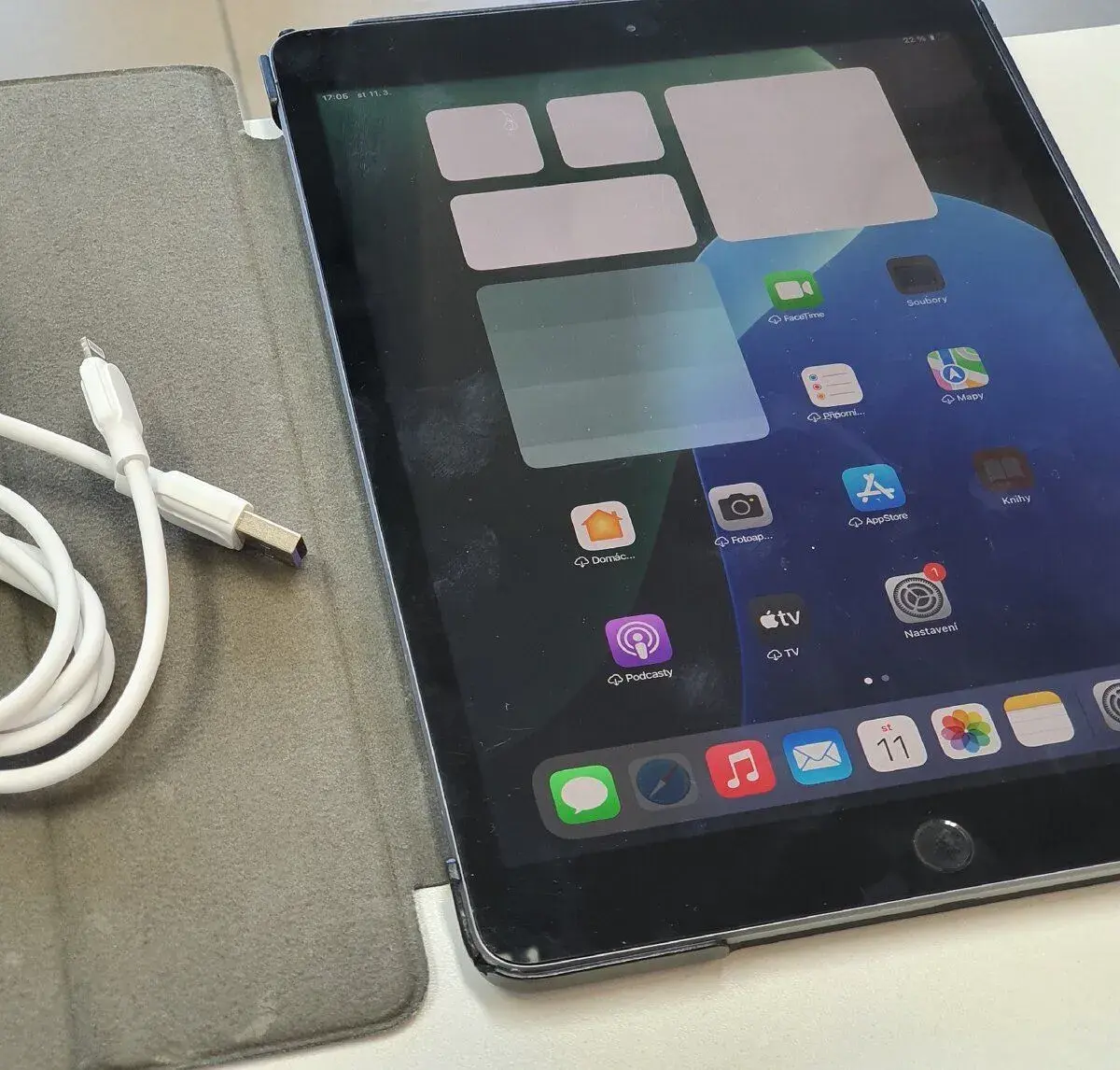 Apple iPad 10.2 (2020) , 128 GB, velmi pěkný