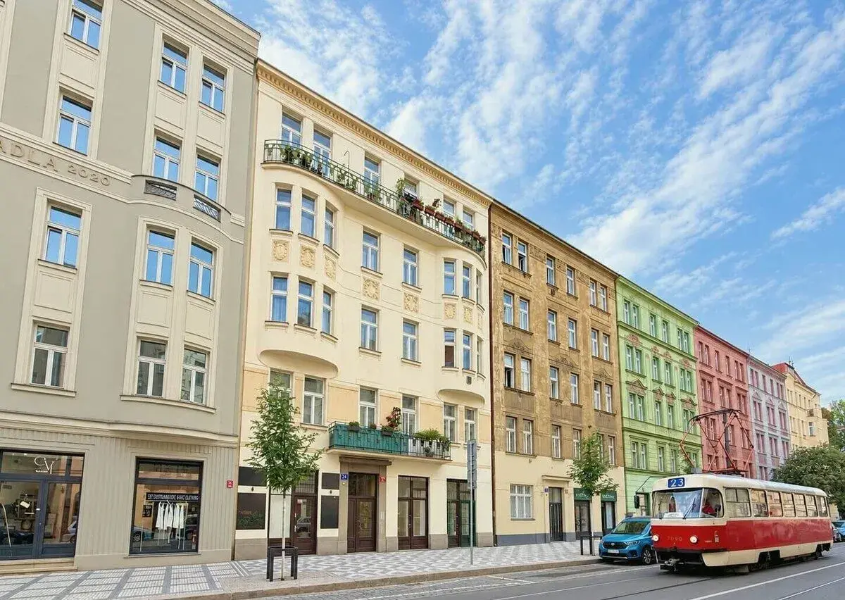 Přízemní komerční prostor 34 m² s výlohami a 2 vstupy — Prah