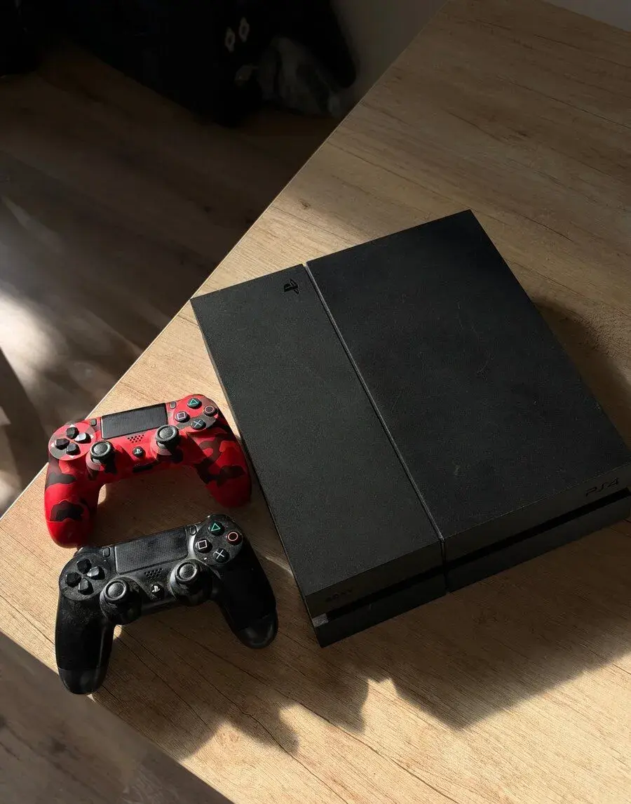 Playstation 4 + 2 ovladače | Hry Zadarmo