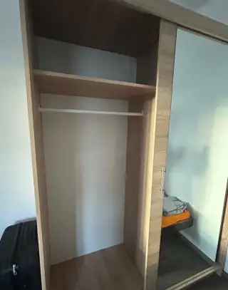 Šatní skříň s posuvnými dveřmi