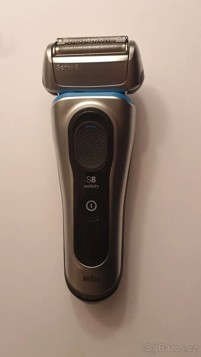 Krásný holící strojek Braun 8350S