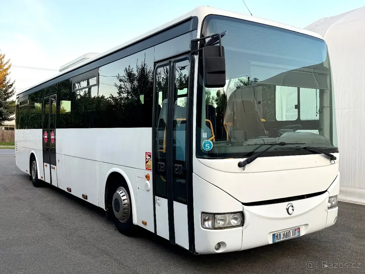 58míst, délka 12M, jen 440.000km
