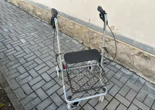 Invalidní chodítko pro seniory a důchodce