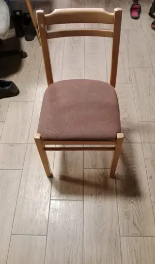 staré židle, skříňka, výlezák