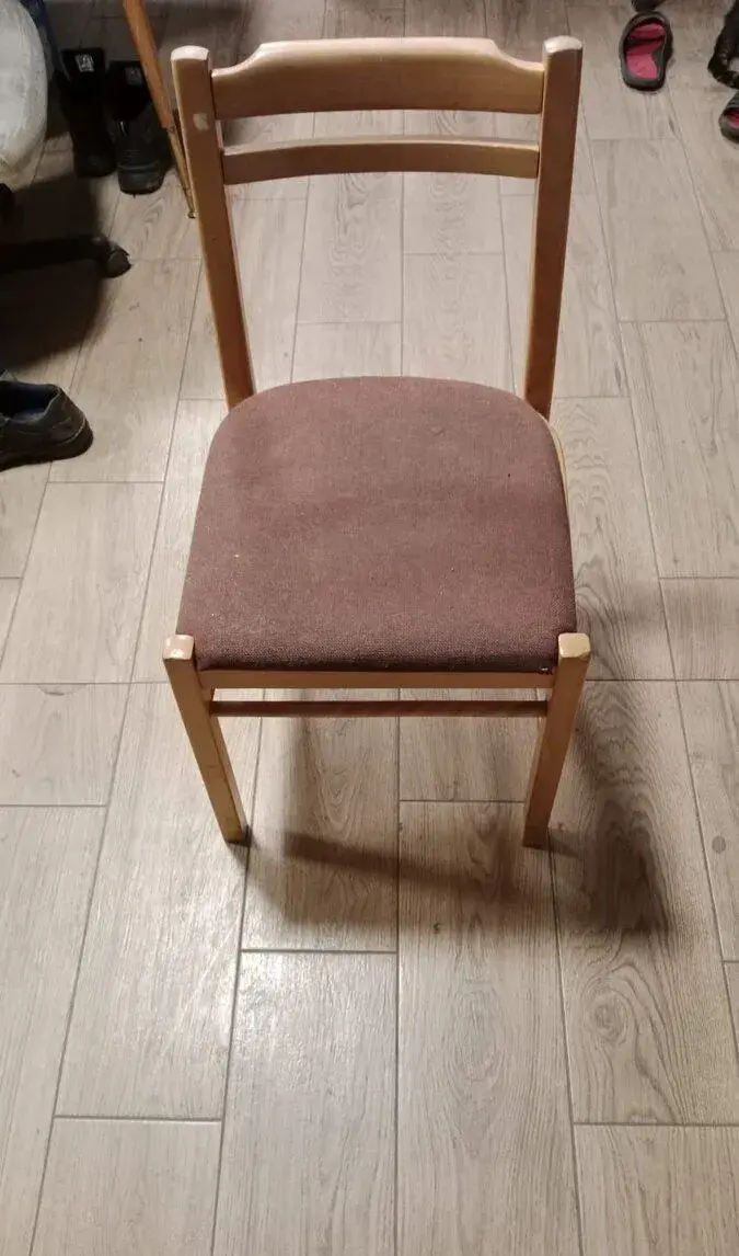 staré židle, skříňka, výlezák