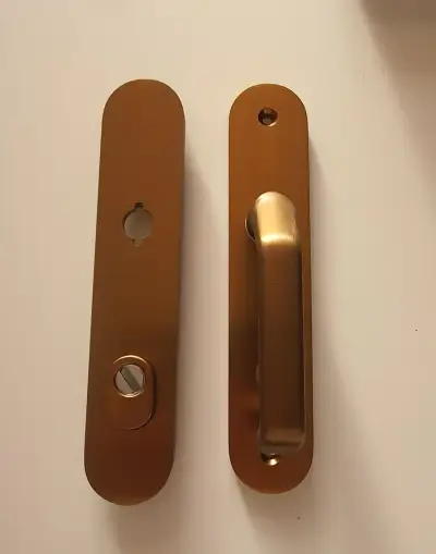 Nové bezpečnostní dveřní kování klika-madlo (bronz)