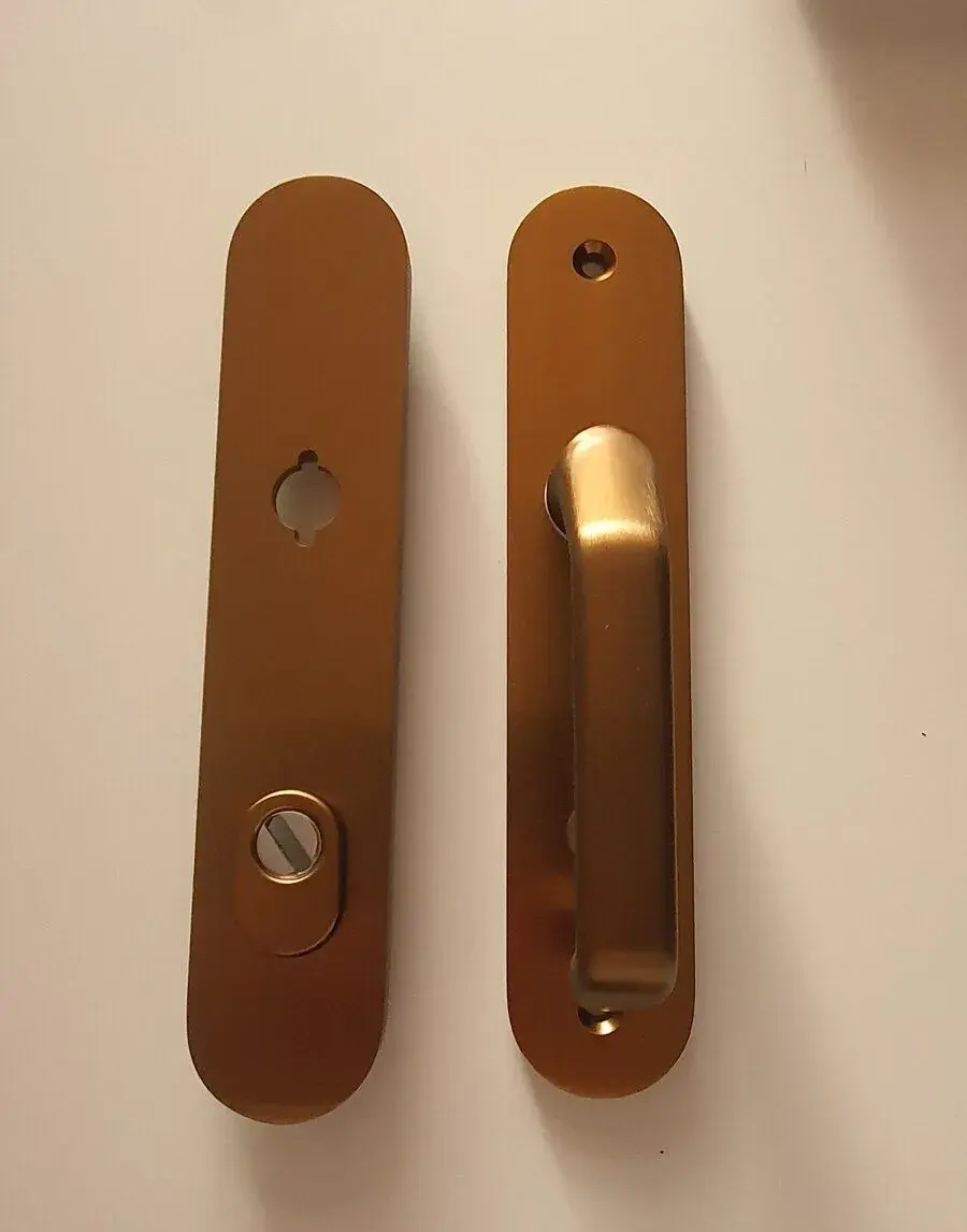 Nové bezpečnostní dveřní kování klika-madlo (bronz)