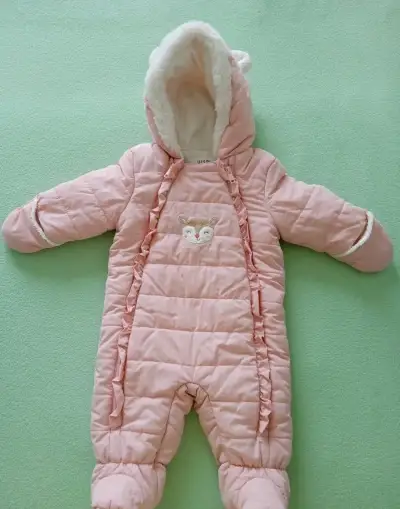 Krásná růžová kombinéza z CA