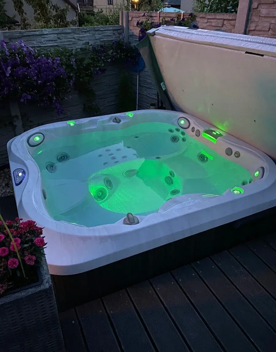 Jacuzzi J-335 Premium Spa • Platinum / Roasted Chestnut