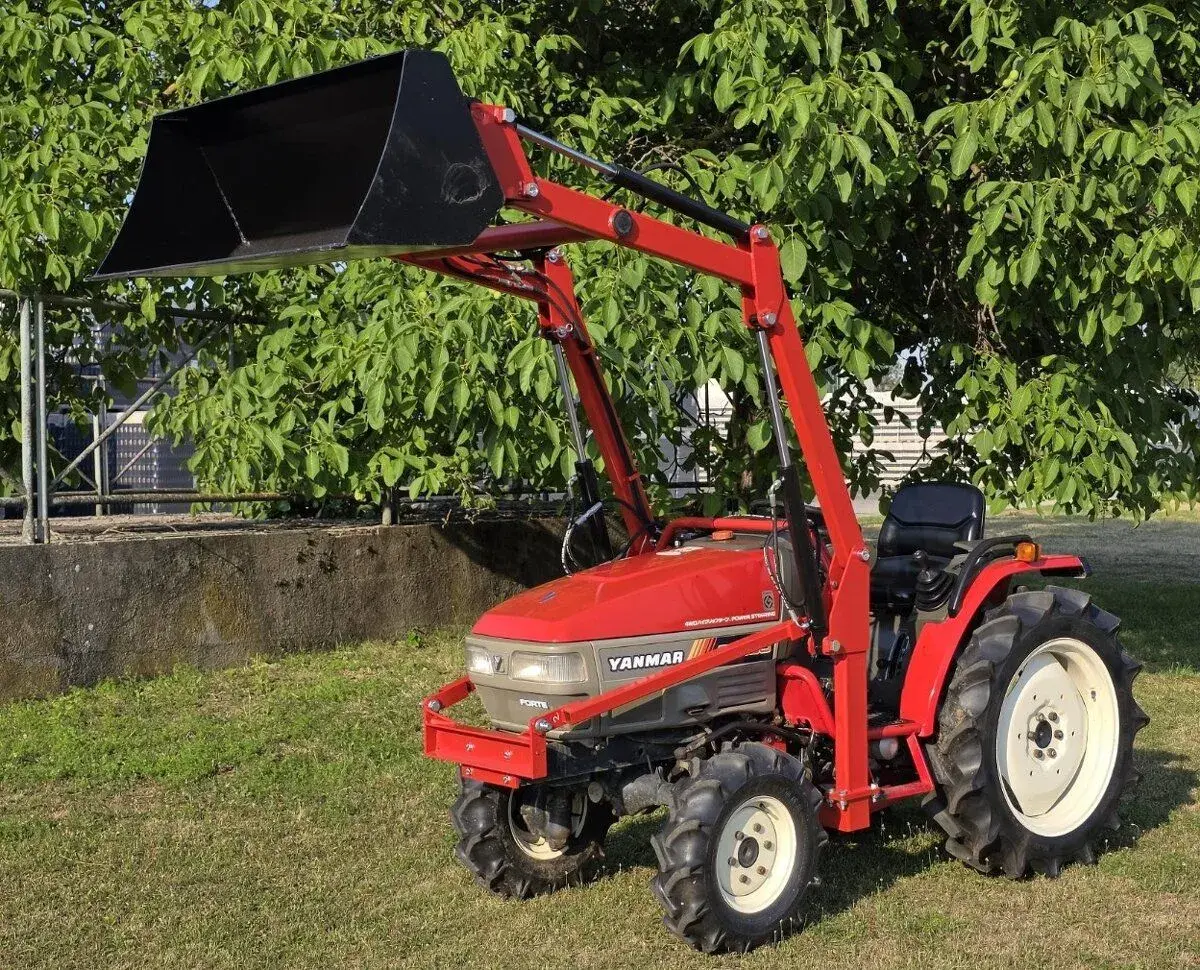 YANMAR F200D s čelním nakladačem