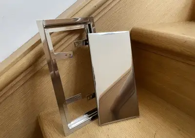 Revizní dvířka pod vanu