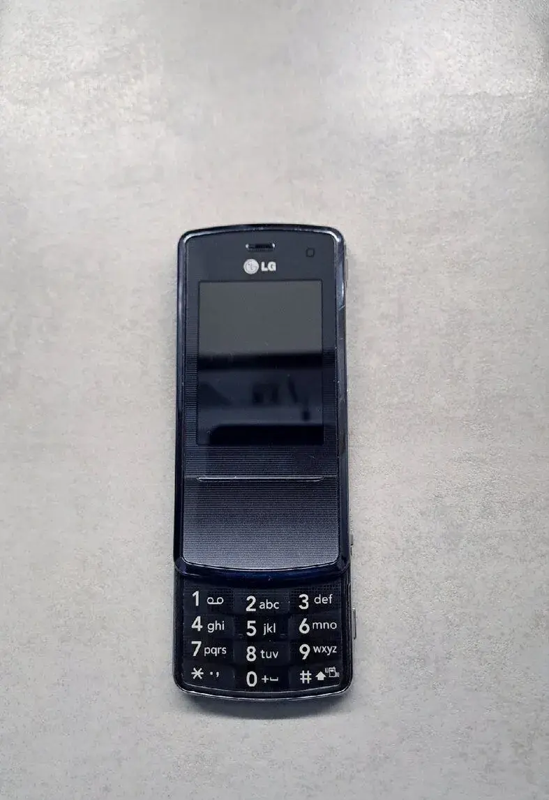 Retro tlačítkový mobilní telefon LG KF510