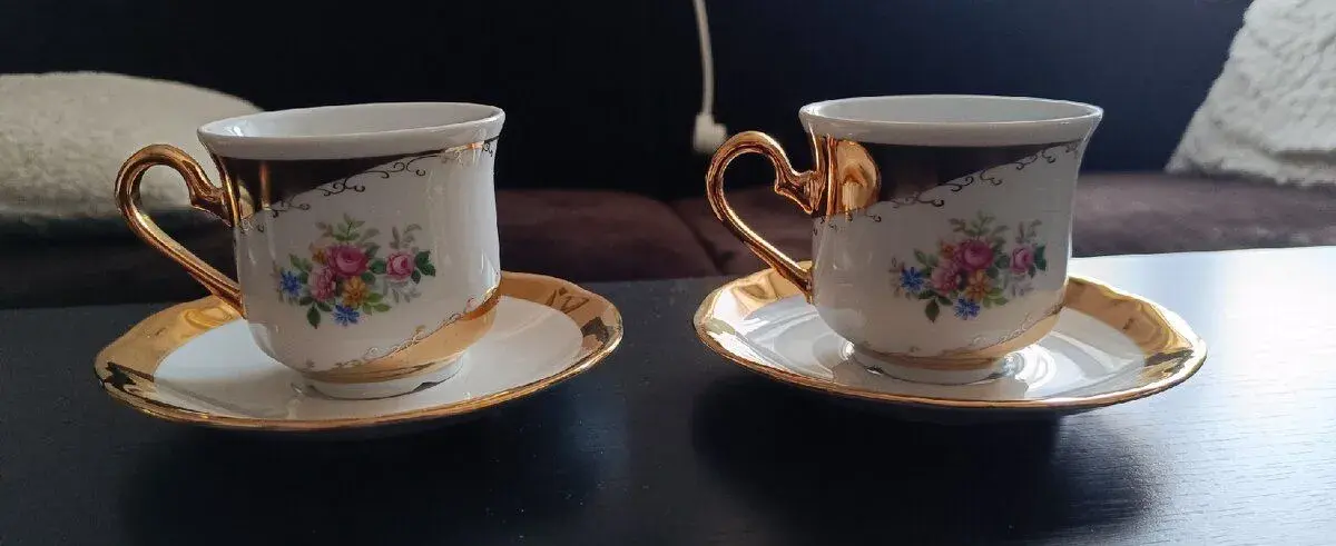 Retro porcelánové šálky na kávu – květinový motiv a zlato