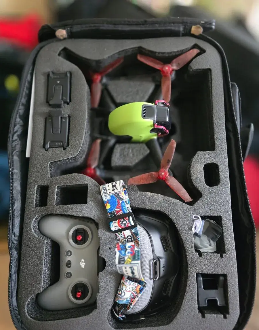 DJI FPV – Minimálně létaný, bohaté příslušenství, stav