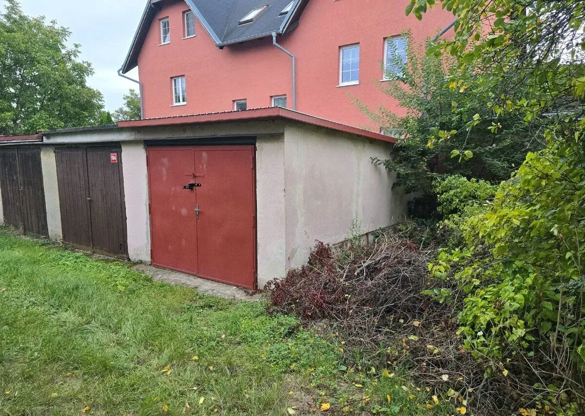 Pronájem zděné garáže 15 m², Praha 15 – Hostivař
