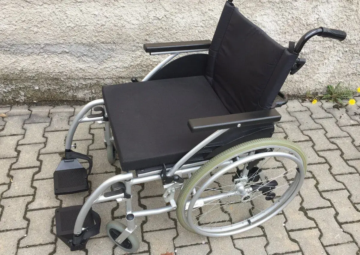 Invalidní vozík mechanický odlehčený