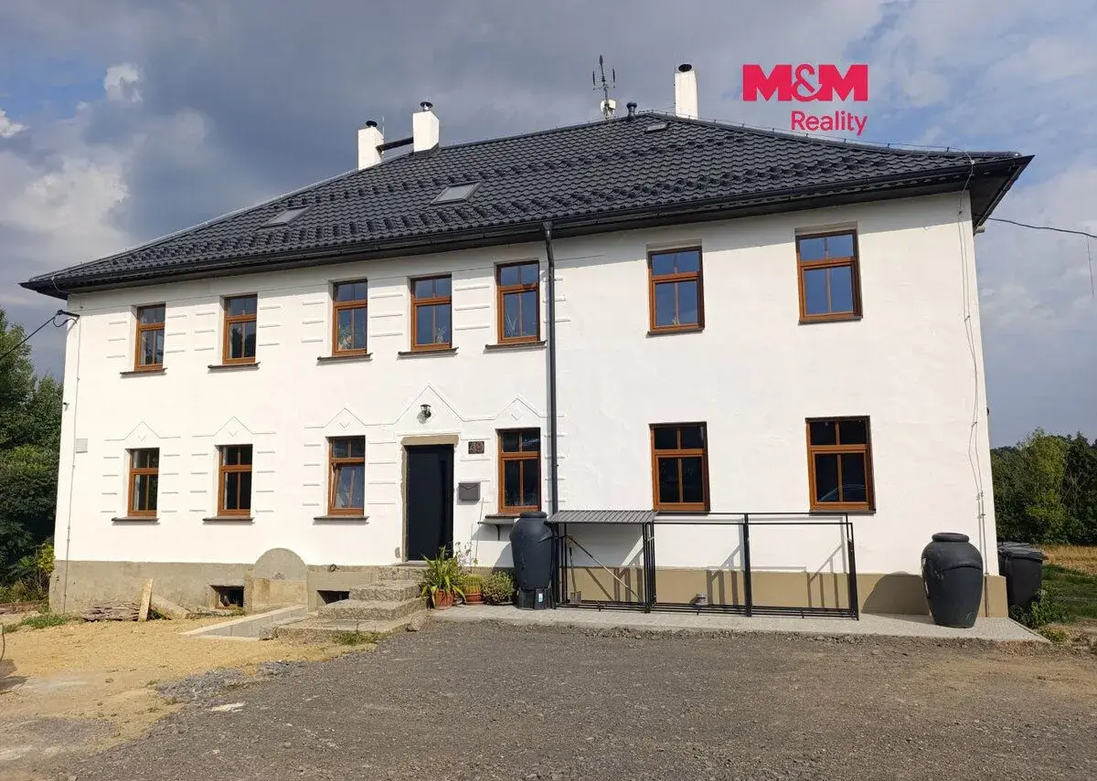 Pronájem veterinární ordinace s bytem 2+1, Václavice