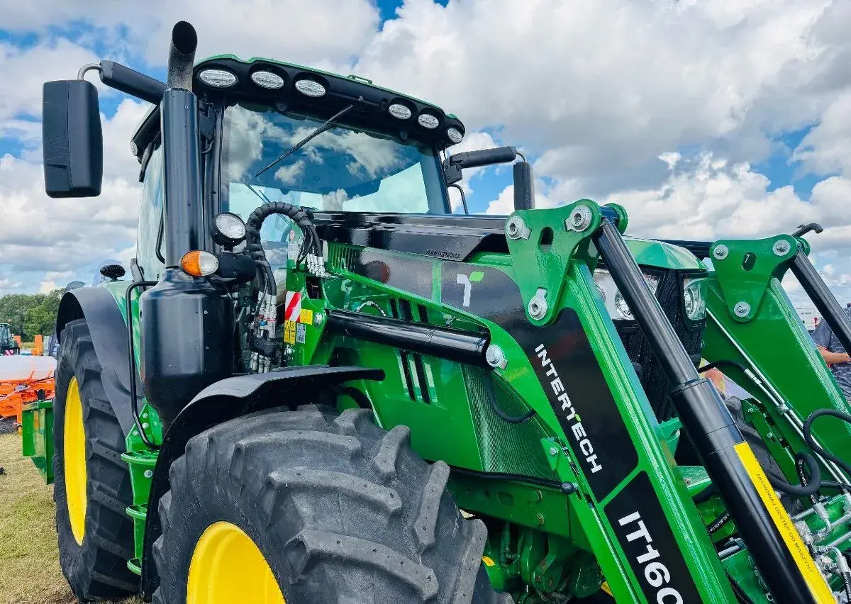 MONTUJEME ČELNÍ NAKLADAČE INTER TECH NA TRAKTORY JOHN DEERE