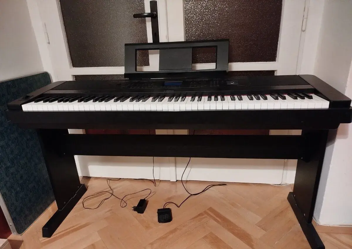 pronájem piáno digitální Yamaha DGX-660