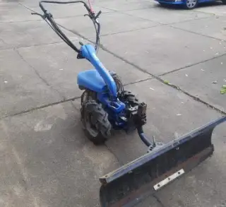 Traktůrek s radlicí