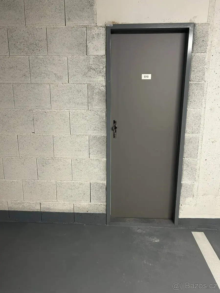 Pronájem garážového stání + skladu cca 6 m² – Praha 10, Pitk