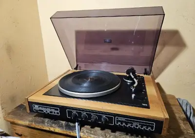 TESLA NZC 431 HiFi gramofon