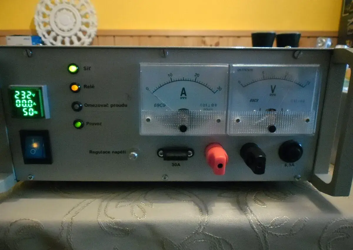 Zdroj na radiostanice