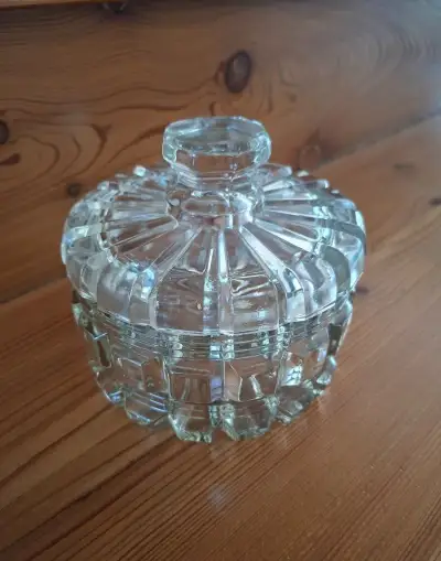 Skleněná dóza s víkem