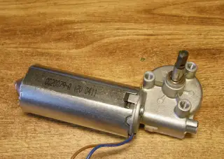 Elektromotor s převodovkou 12 VDC, 210 ot./min., 8Nm