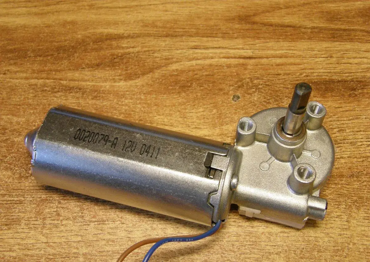Elektromotor s převodovkou 12 VDC, 210 ot./min., 8Nm