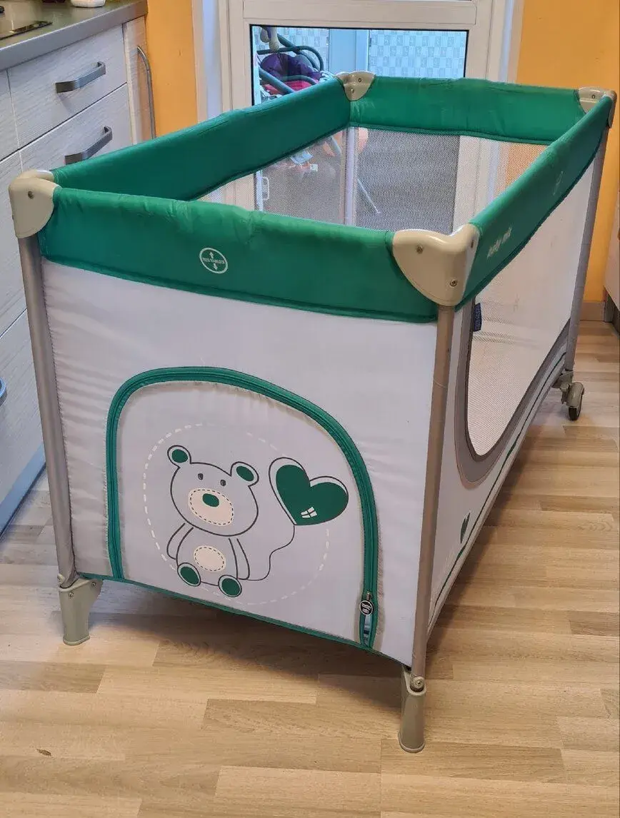 Cestovní postýlka s vchodem