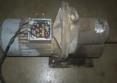 Elektromotor s převodovkou.