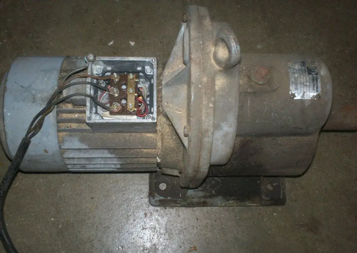 Elektromotor s převodovkou.