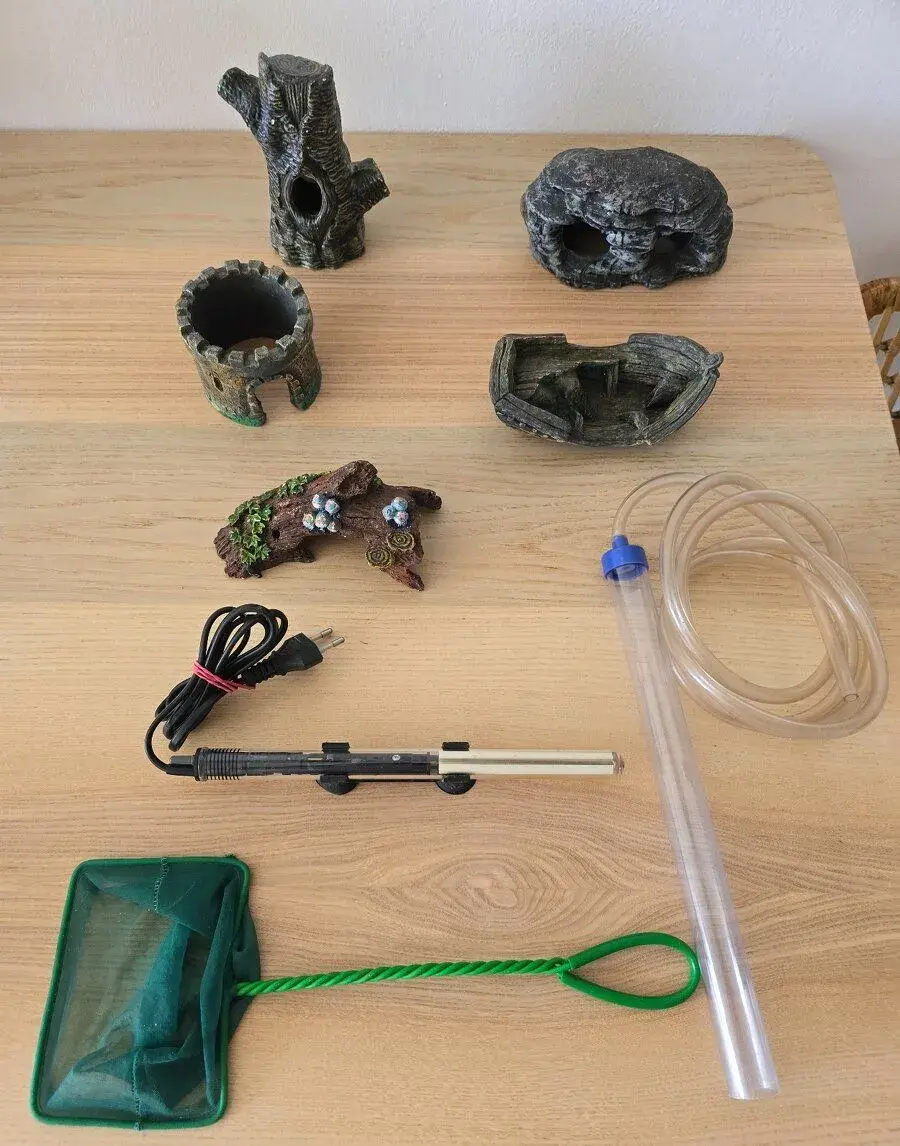 Akvarijní dekorace + topna spirala a dalsi