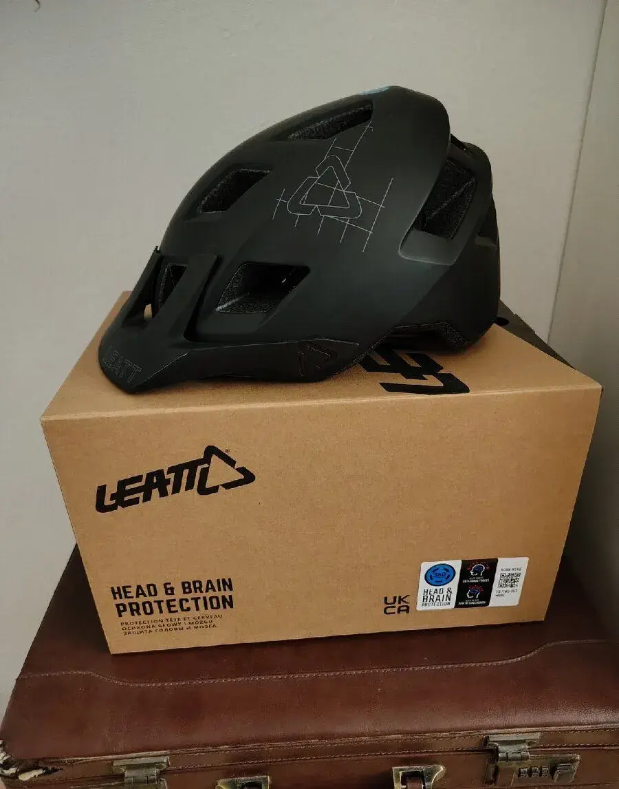 Přilba leatt 1.0