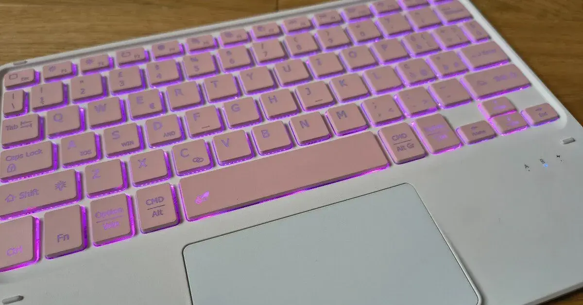 Úplně nová podsvícená bluetooth klávesnice s touchpadem