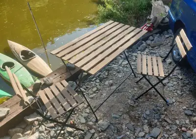 Posezení, stolek a dvě židle