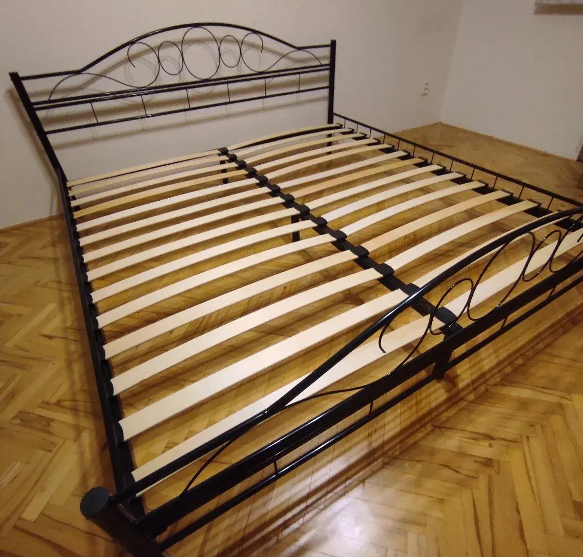 Kovový rám postele s lamelovým roštem 180x200 cm