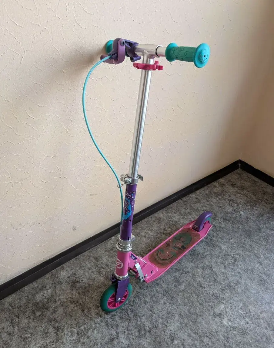 Koloběžka Oxelo Play 5 růžová z Decathlonu skládací s brzdou