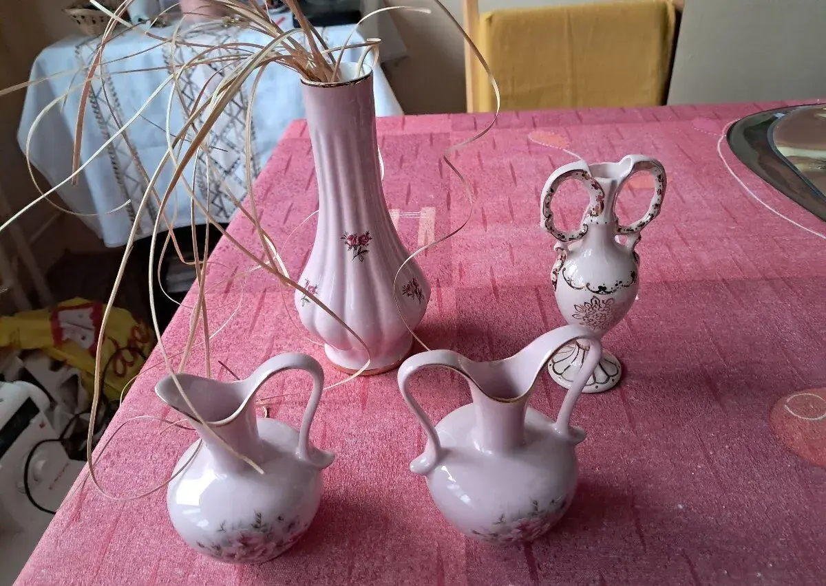 4 ks růžového porcelánu
