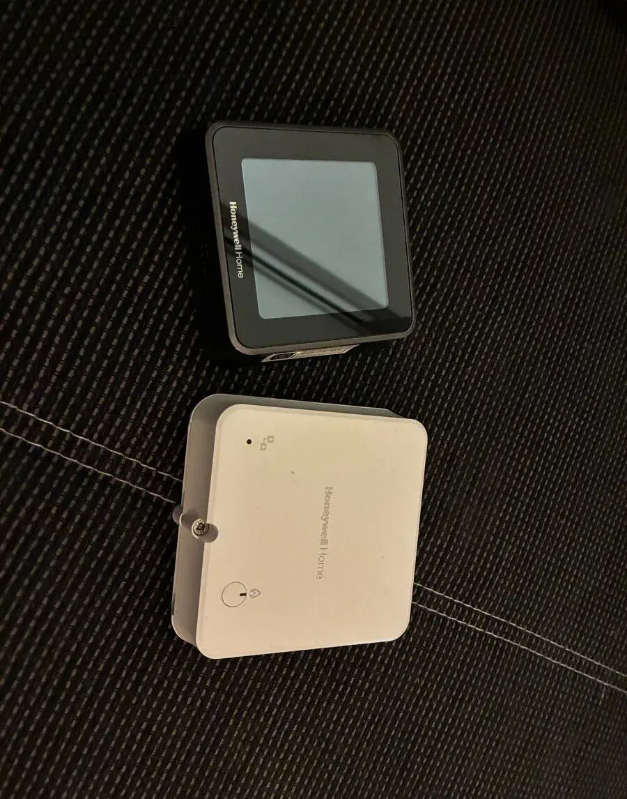 Chytrý pokojový termostat Honeywell Home – kompletní sada