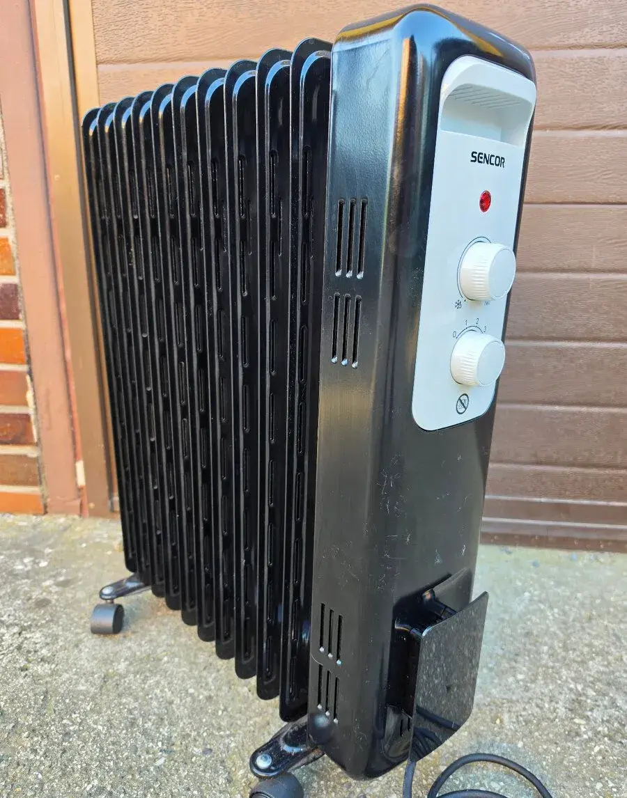 Olejový radiátor Sencor SOH 3311BK 2300 W – plně funkční
