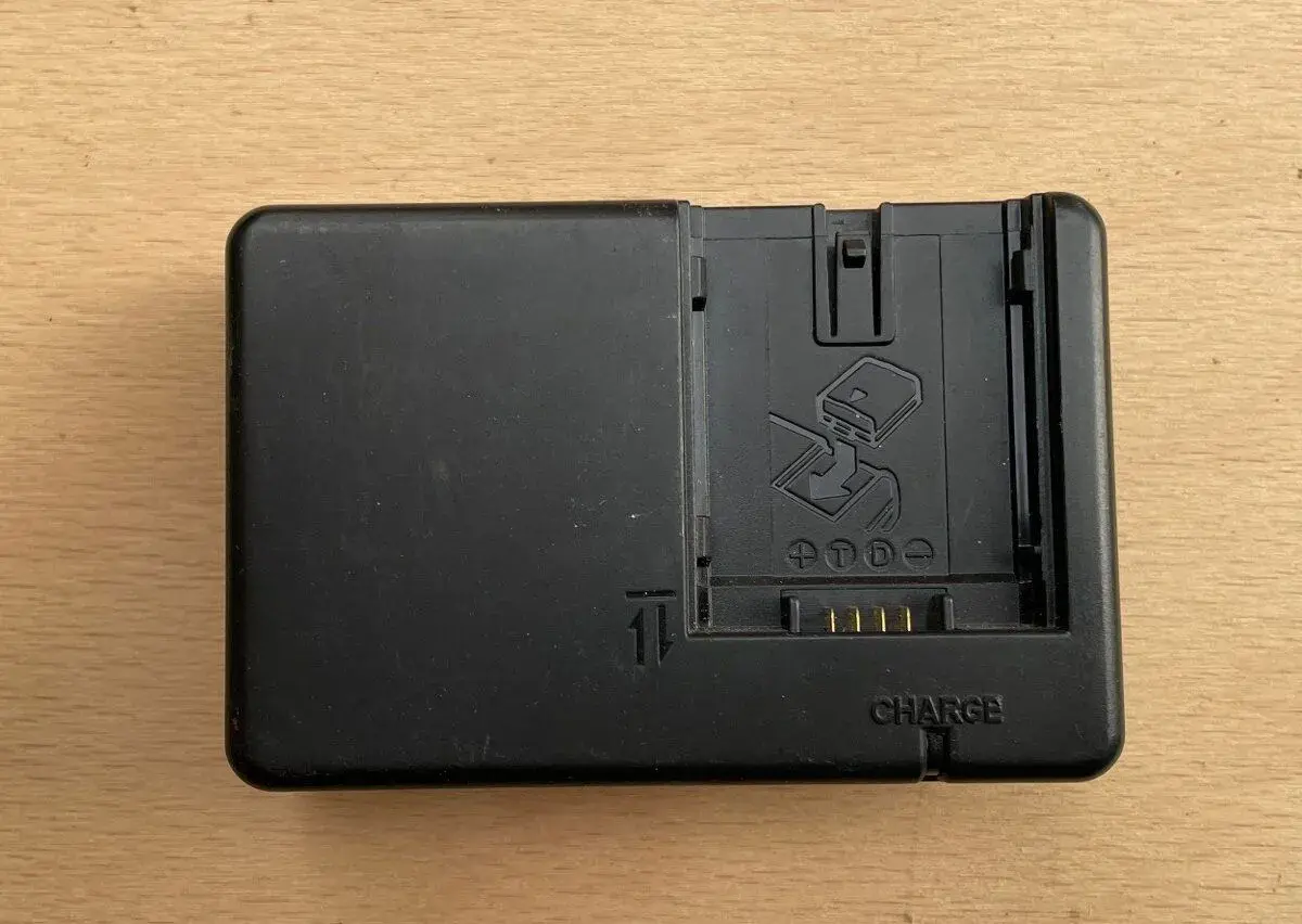HITACHI BATTERY CHARGER