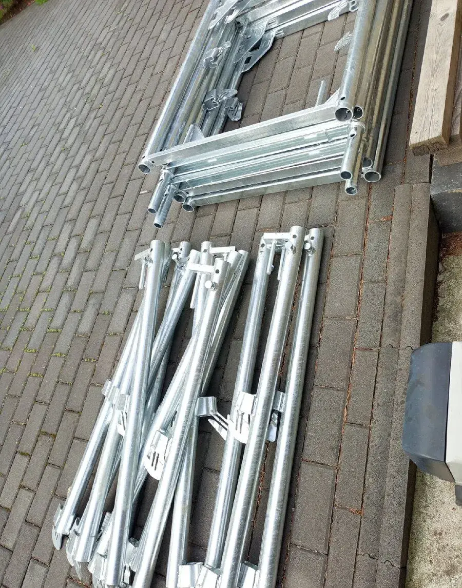 Lešení fasádní 6,4m x 12,3m rozměr p. Plochy 79m2