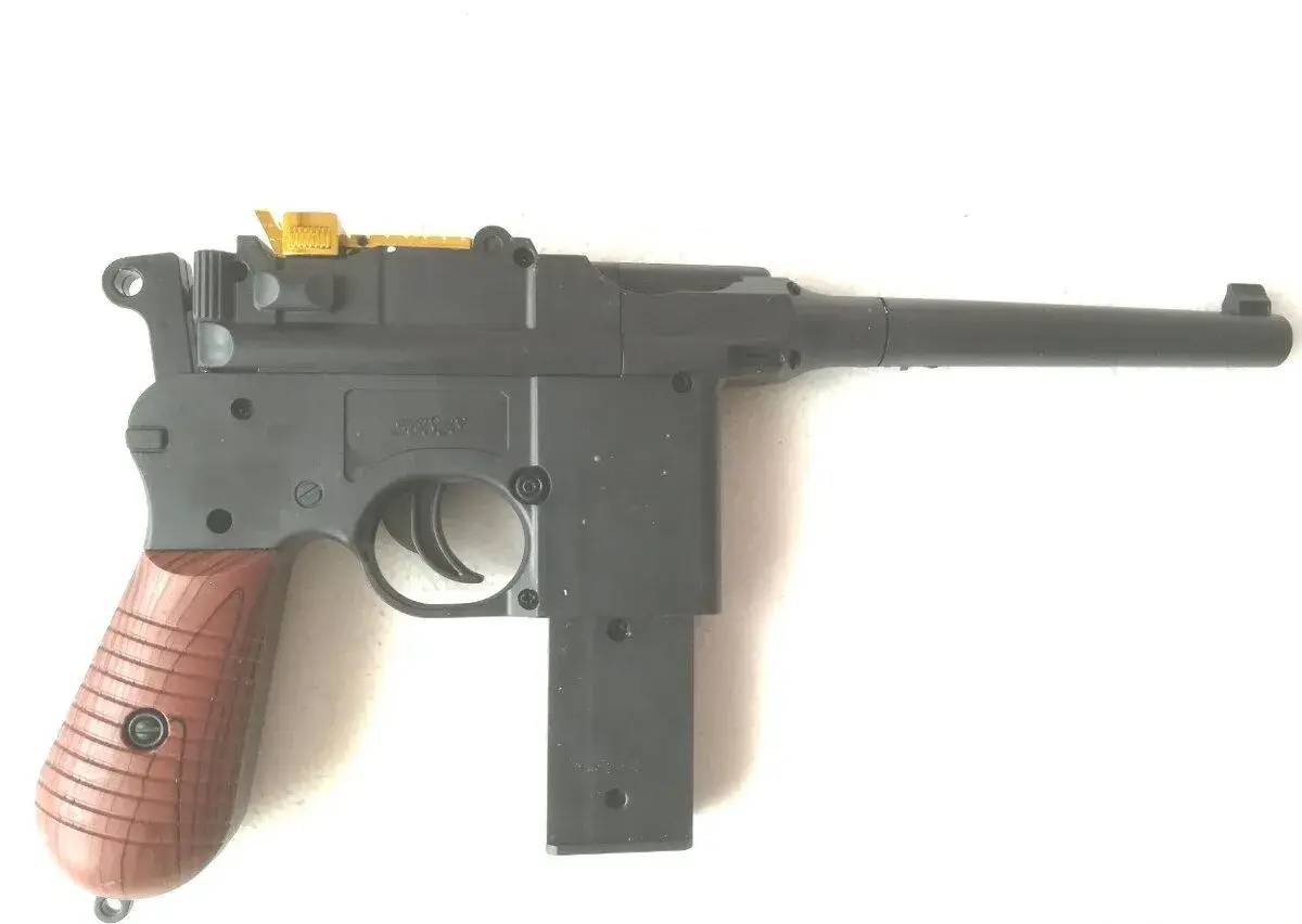 Manuální airsoft celokovova pistole je replikou Mauser C