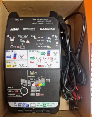 Nabíječka a testr baterií KTM