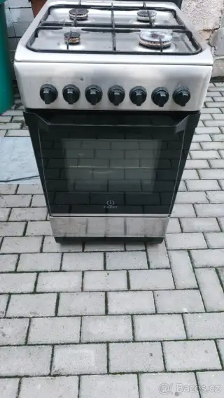 Kombinovaný nerezový sporák Indesit + trysky na PB