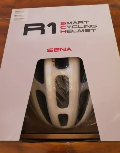 Smart helma SENA R1
