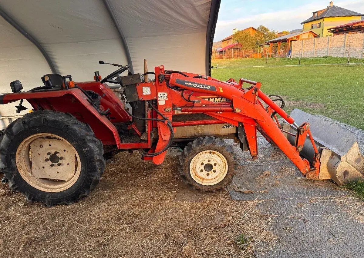 Traktor Yanmar FX 215 s čelním nakladačem