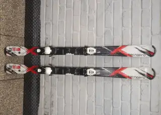 Carvingové dětské lyže 130 cm TecnoPro, málo jeté.